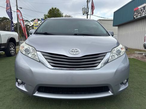 Used 2014 Toyota Sienna XLE image 3