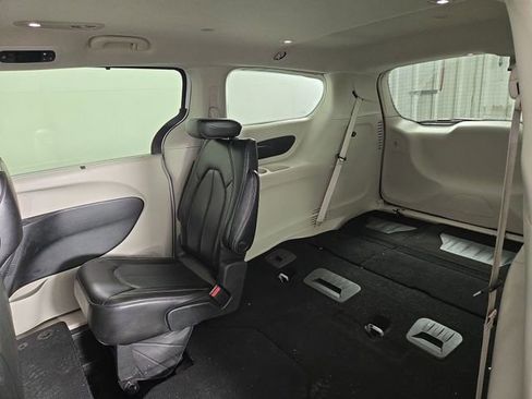 Used 2023 Chrysler Pacifica Touring-L image 15