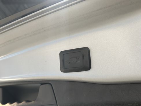 Used 2021 Toyota RAV4 XLE w/ Convenience Package AWD/4WD image 8
