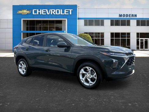 Used 2025 Chevrolet Trax LS w/ LS Convenience Package FWD image 6