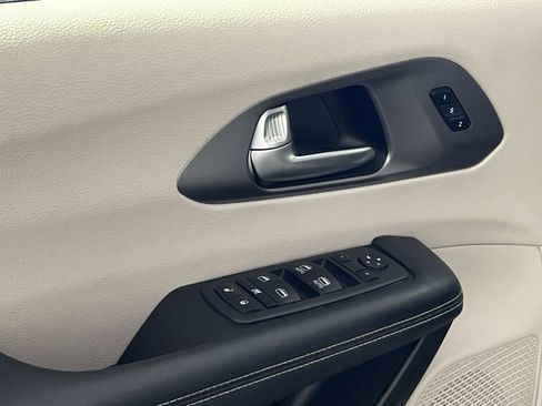 Used 2023 Chrysler Pacifica Touring-L image 15