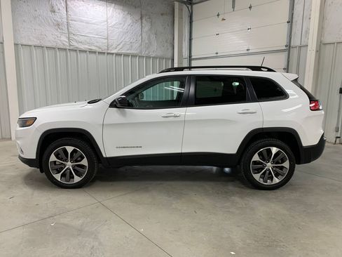 Used 2022 Jeep Cherokee Limited w/ Elite Package AWD/4WD image 4