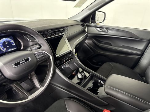 New 2025 Jeep Grand Cherokee Altitude image 27