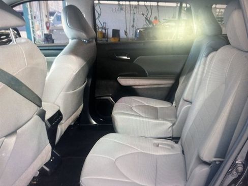 Used 2020 Toyota Highlander XLE image 9