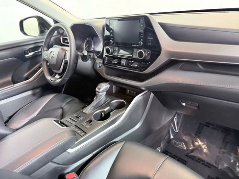 Used 2022 Toyota Highlander XLE AWD/4WD image 24