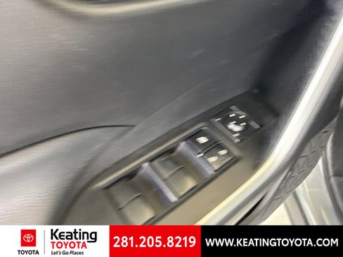 Used 2021 Toyota RAV4 LE FWD image 11