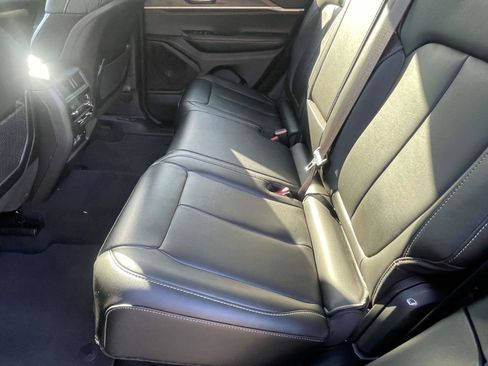 Used 2024 Jeep Grand Cherokee Limited image 10