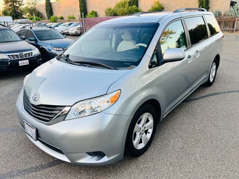 Used 2011 Toyota Sienna LE image 1