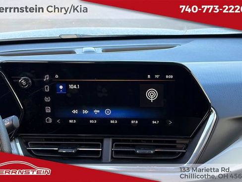 Used 2025 Chevrolet Trax LT FWD image 8