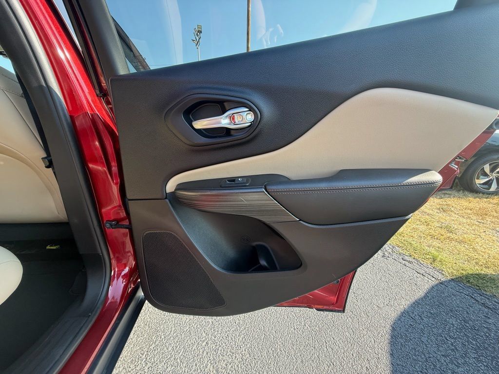 Used 2017 Jeep Cherokee Limited FWD image 16