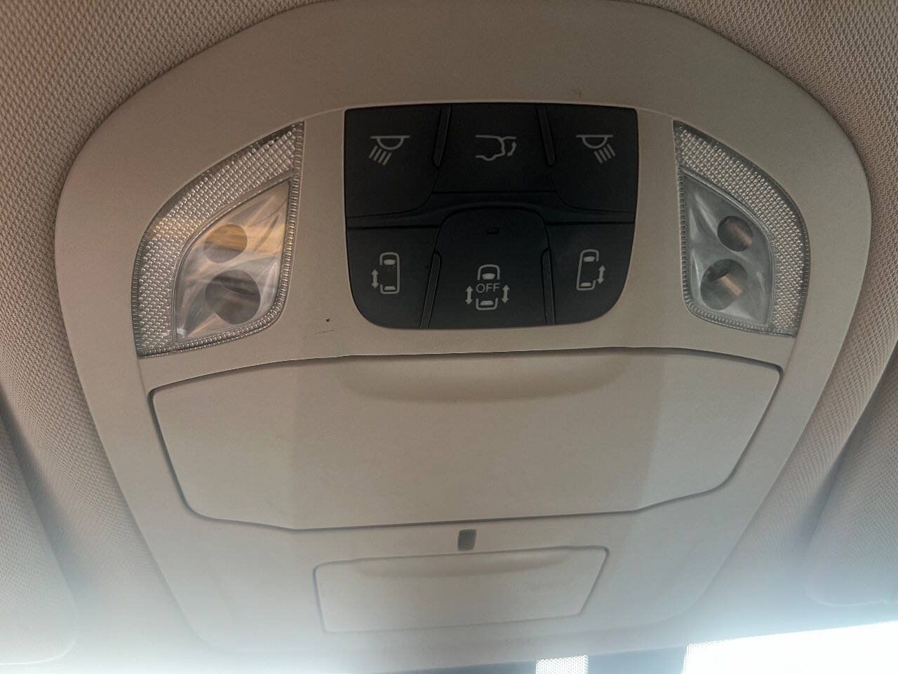 Used 2020 Chrysler Pacifica Touring-L FWD image 33