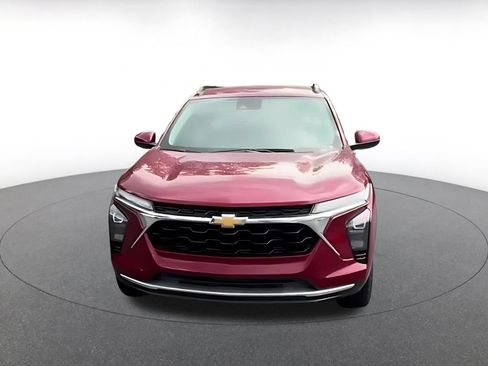 Used 2025 Chevrolet Trax LT w/ LT Convenience Package FWD image 3