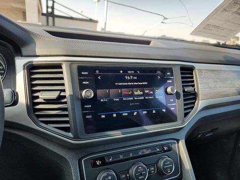 Used 2021 Volkswagen Atlas Cross Sport SE w/ 20" Black Wheels Package image 19