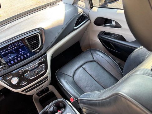 Used 2017 Chrysler Pacifica Limited w/ UConnect Theater Package FWD image 17