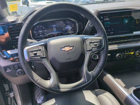 Used 2025 Chevrolet Silverado 2500 LTZ w/ LTZ Convenience Package AWD/4WD image 18