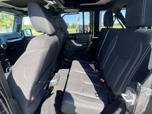 Used 2018 Jeep Wrangler Unlimited Sahara w/ Connectivity Group AWD/4WD image 12