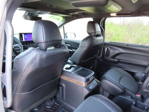 Used 2025 Toyota Sienna Platinum AWD/4WD image 33