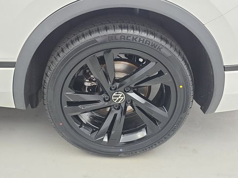 Certified 2024 Volkswagen Tiguan SE R-Line FWD image 35