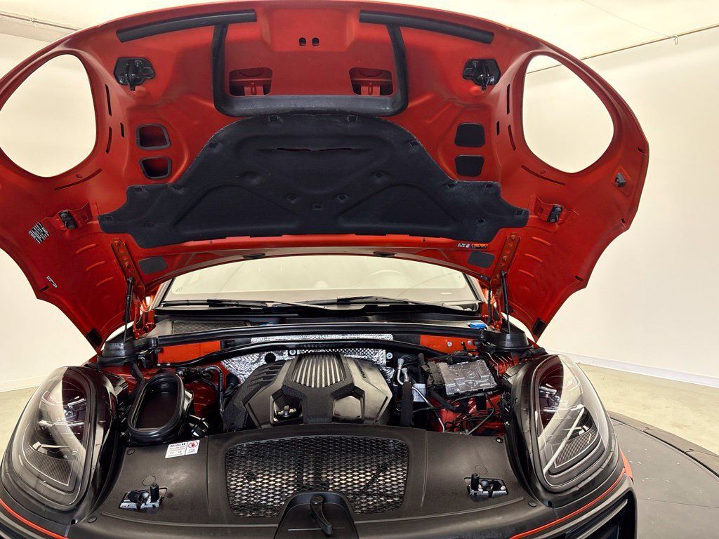 Certified 2024 Porsche Macan AWD/4WD image 13