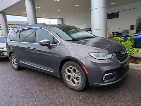 Used 2022 Chrysler Pacifica Limited image 1