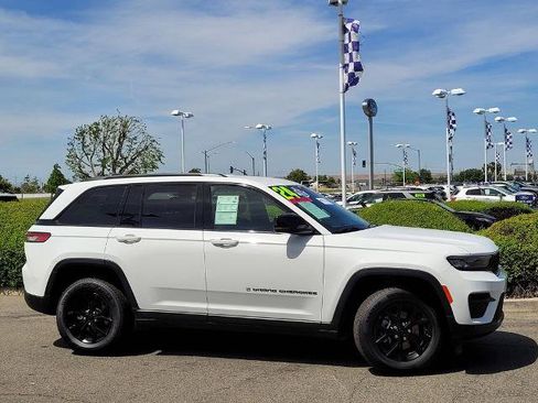 Used 2024 Jeep Grand Cherokee Altitude AWD/4WD image 3