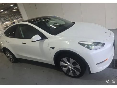 Used 2023 Tesla Model Y Long Range AWD/4WD image 3