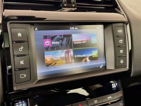 Used 2018 Jaguar XE RWD image 15