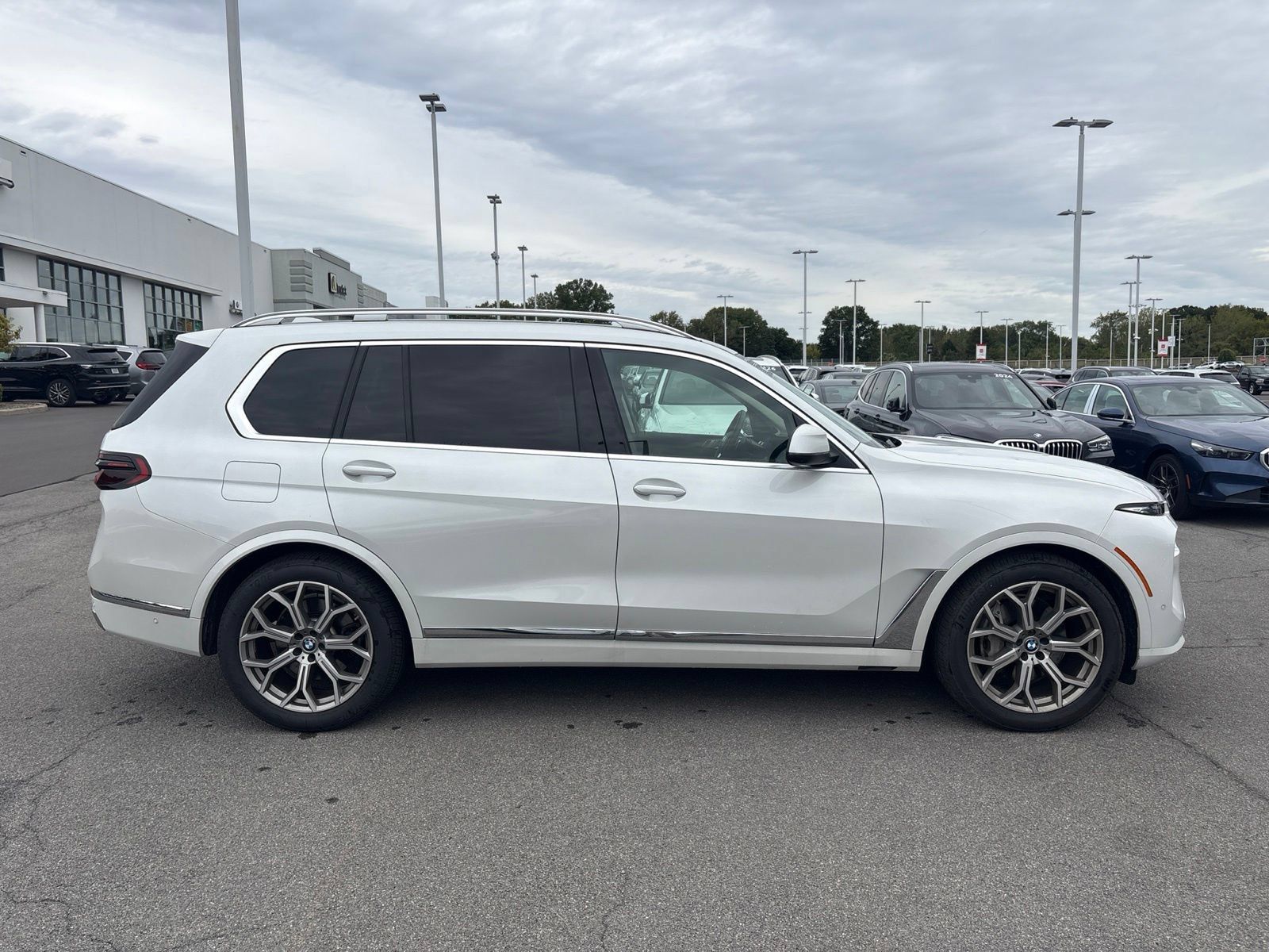 Certified 2025 BMW X7 xDrive40i w/ Premium Package AWD/4WD image 9