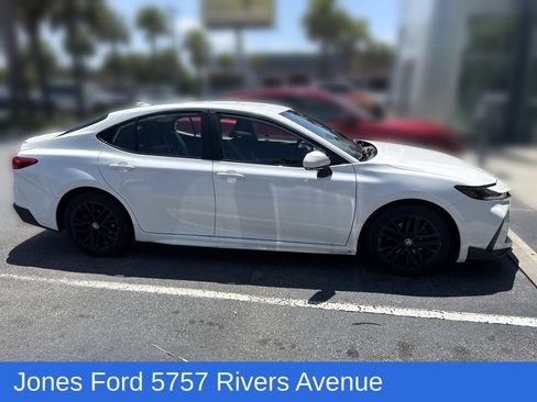 Used 2025 Toyota Camry SE FWD image 3