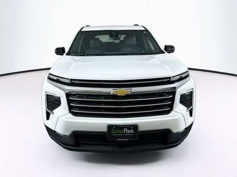 Used 2025 Chevrolet Traverse LT FWD image 2