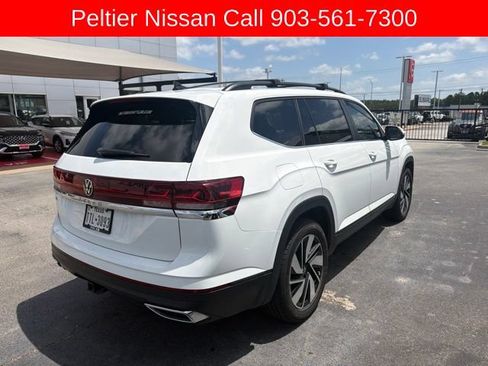 Used 2024 Volkswagen Atlas SE w/ Panoramic Sunroof Package FWD image 2