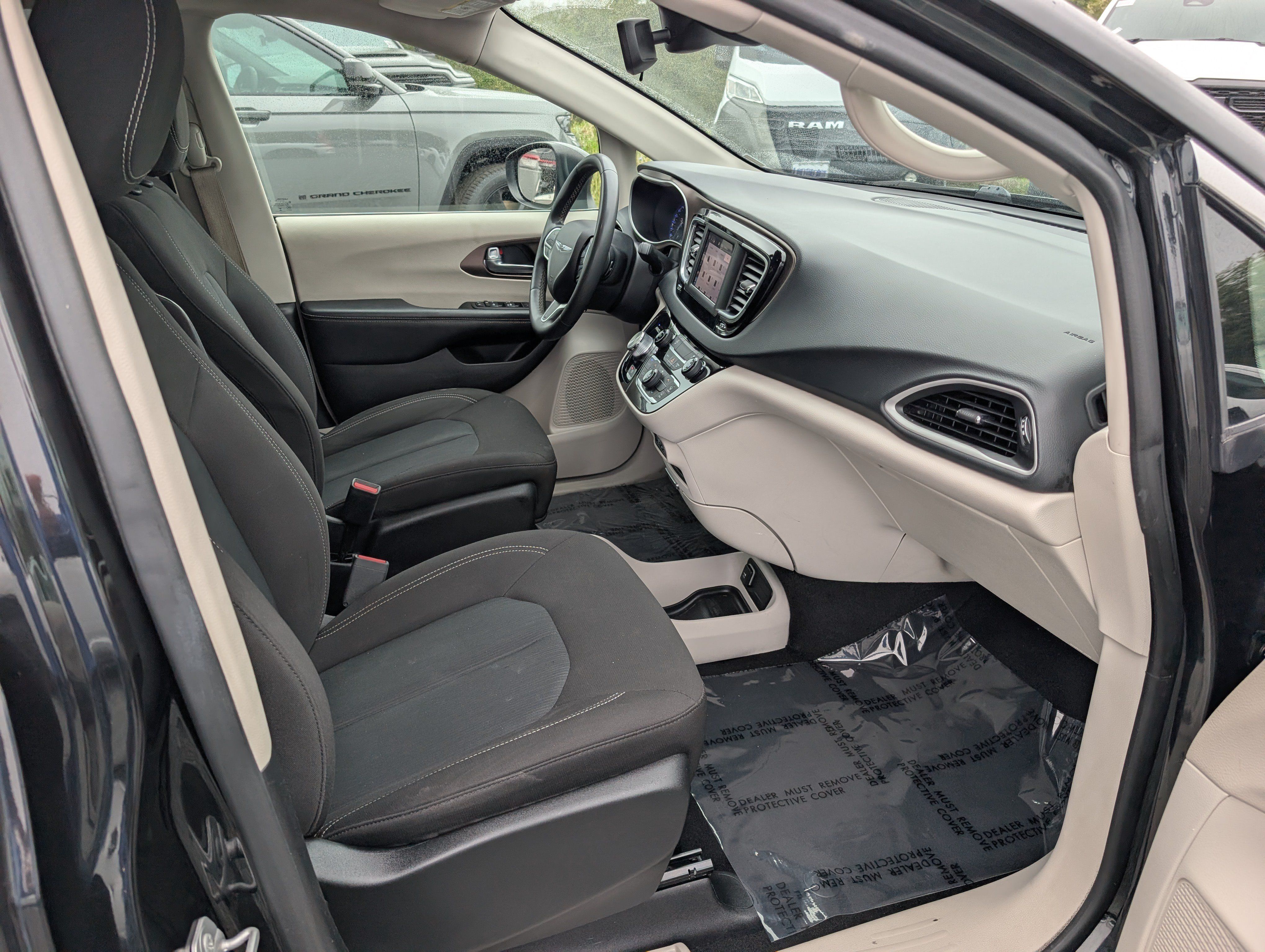 Used 2023 Chrysler Voyager LX FWD image 10
