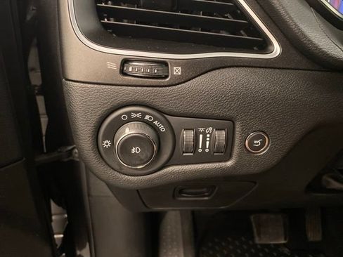 Used 2019 Jeep Cherokee Trailhawk AWD/4WD image 18