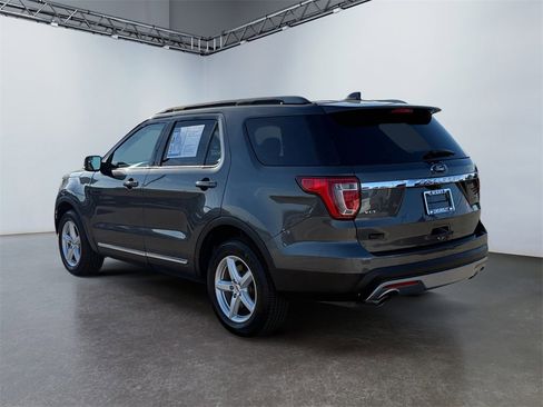 Used 2017 Ford Explorer XLT image 5