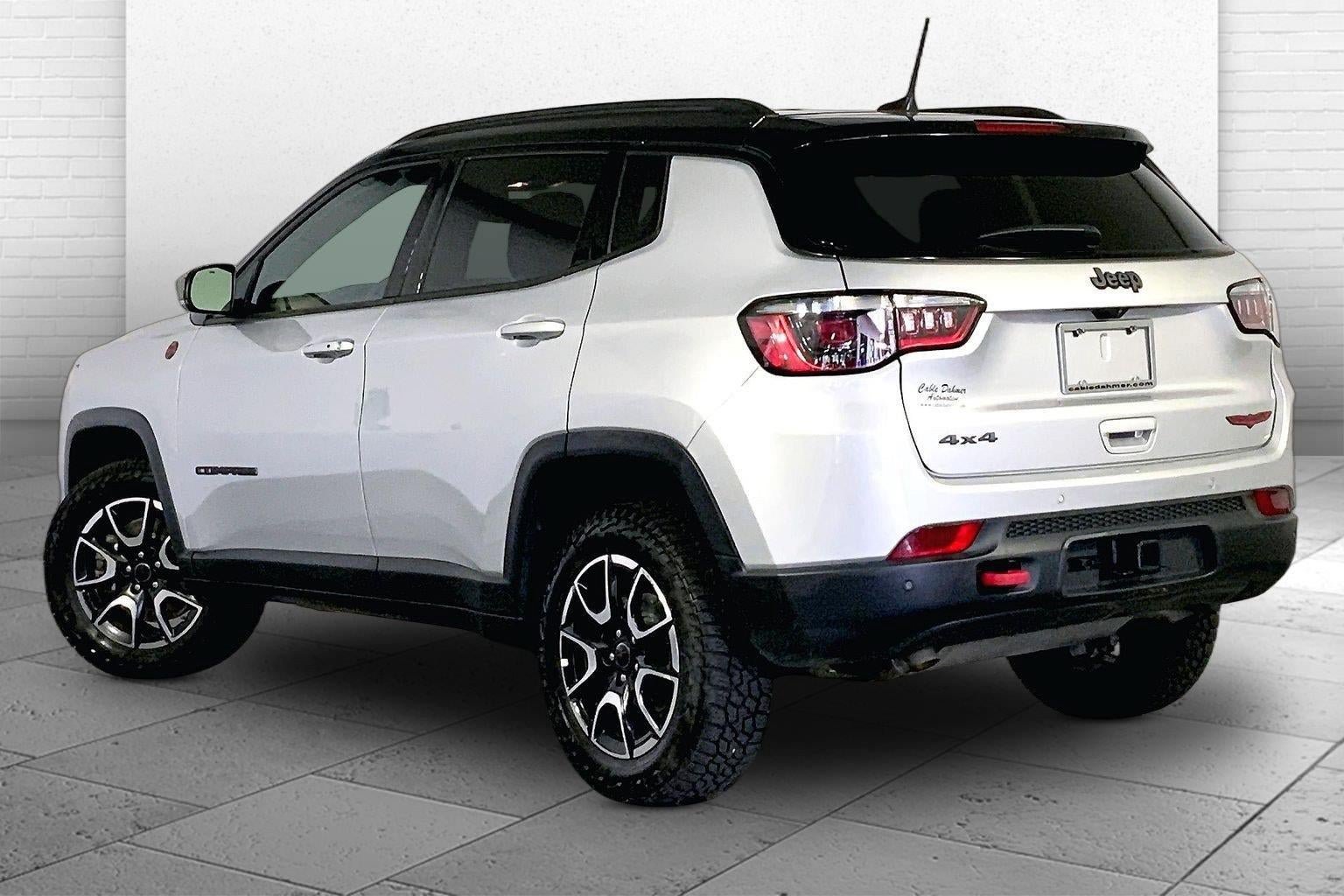 Used 2025 Jeep Compass Trailhawk w/ Trailer Tow Group AWD/4WD image 11