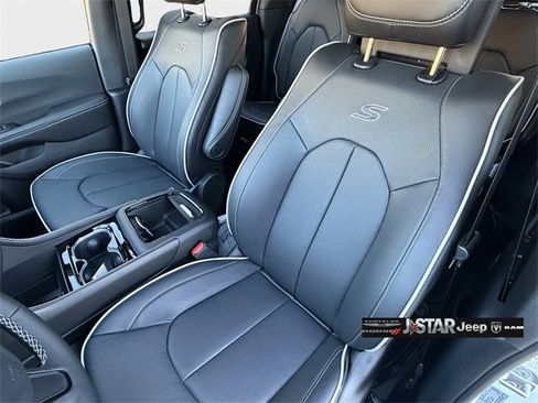New 2026 Chrysler Pacifica Limited image 15