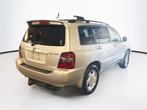 Used 2005 Toyota Highlander 4WD V6 w/ 3rd Row image 9