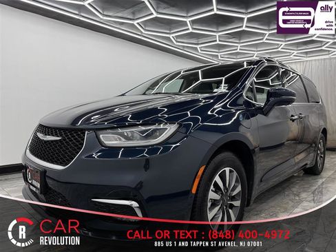 Used 2021 Chrysler Pacifica Touring-L FWD image 3