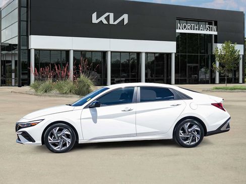 Used 2025 Hyundai Elantra Sport FWD image 3