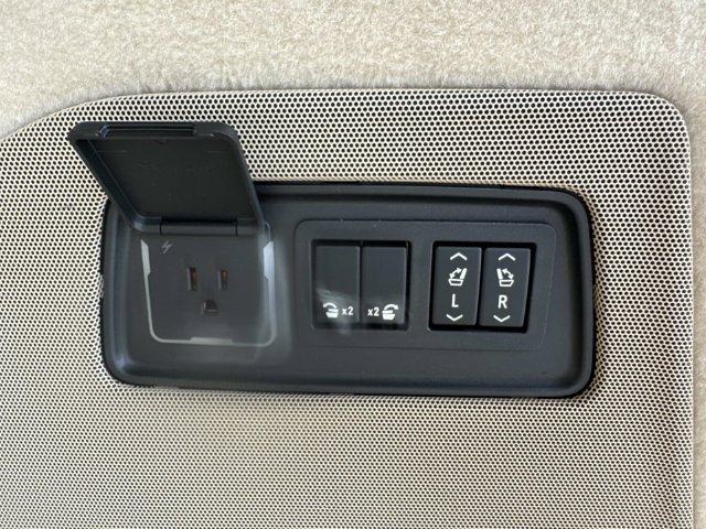 Used 2023 Cadillac Escalade Premium Luxury w/ Performance Package RWD image 13