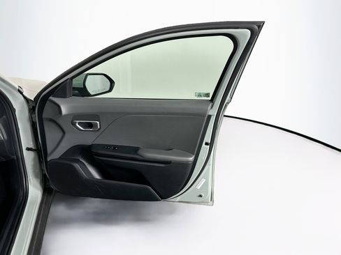 Used 2025 Kia K4 LXS image 32