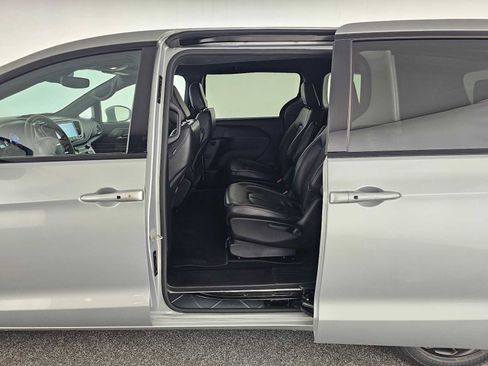 Used 2022 Chrysler Pacifica Touring-L w/ S Appearance Package FWD image 18