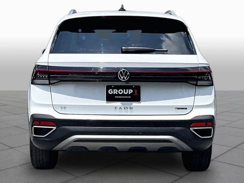 Used 2025 Volkswagen Taos SE w/ Panoramic Sunroof Package AWD/4WD image 5