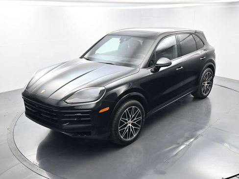 Certified 2025 Porsche Cayenne AWD/4WD image 33