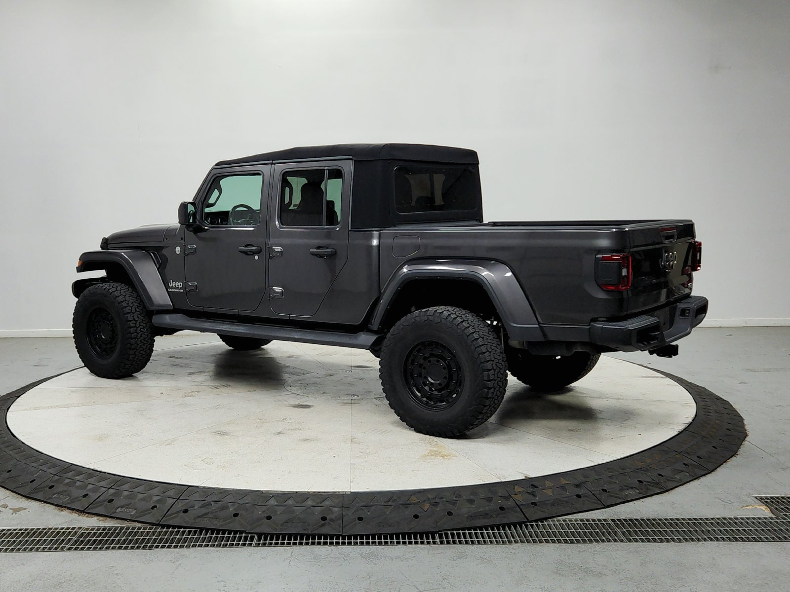 Used 2020 Jeep Gladiator Overland AWD/4WD image 6