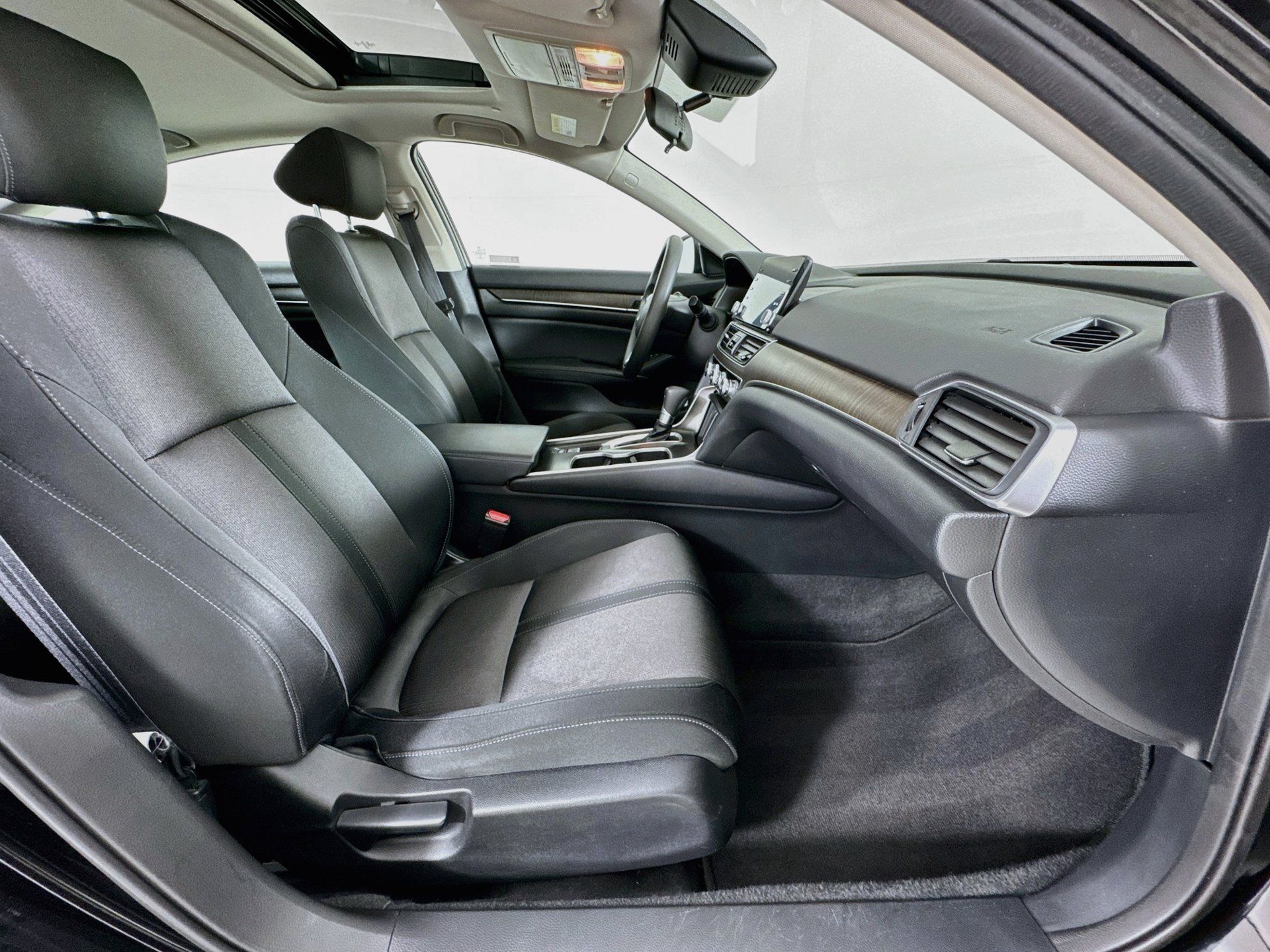 Used 2018 Honda Accord EX image 30