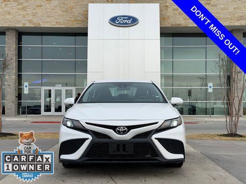 Used 2024 Toyota Camry SE image 2