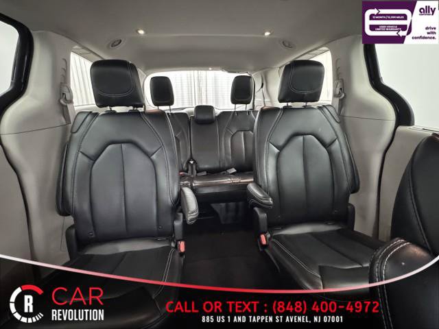 Used 2023 Chrysler Pacifica Touring-L FWD image 17