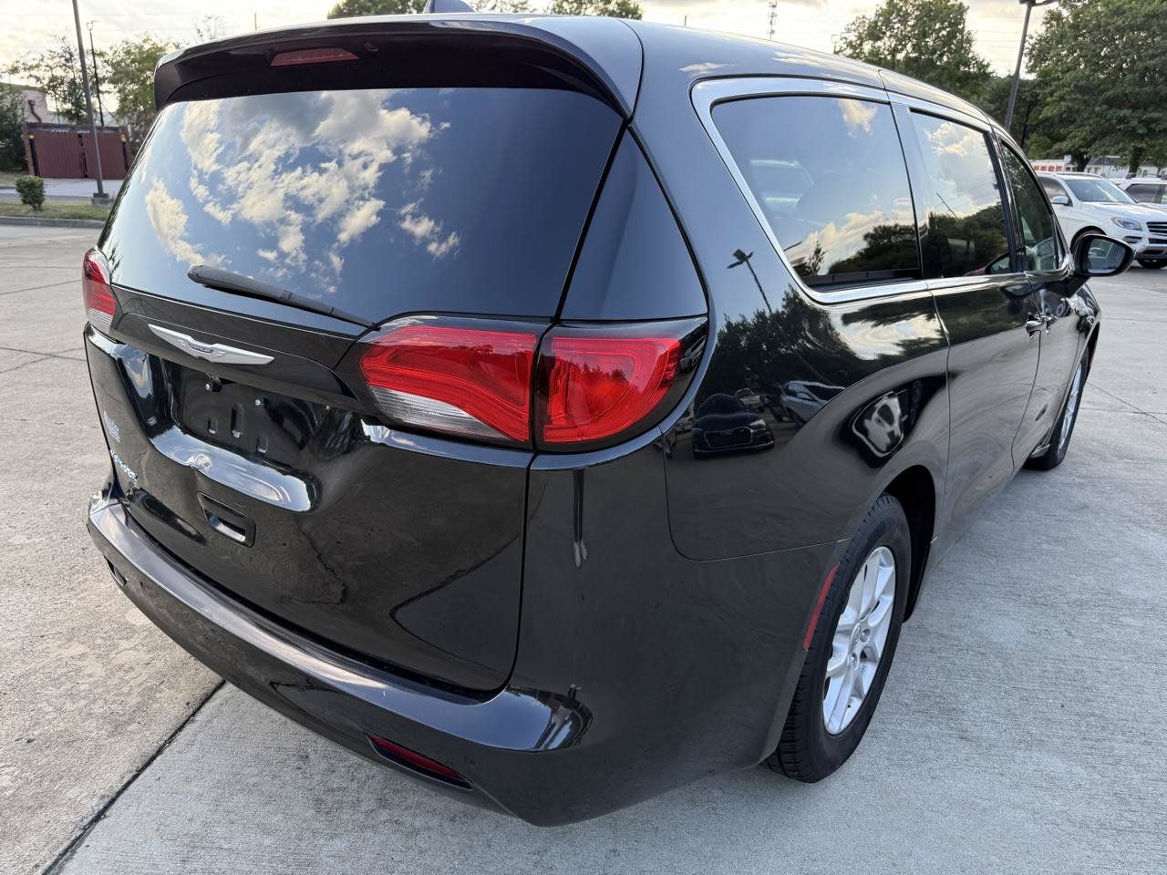 Used 2020 Chrysler Voyager LX w/ Cold Weather Group FWD image 5