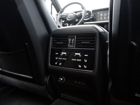Certified 2026 Porsche Cayenne Turbo AWD/4WD image 28